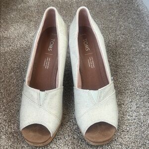 TOMS Women's Tan Peep Toe Wedges